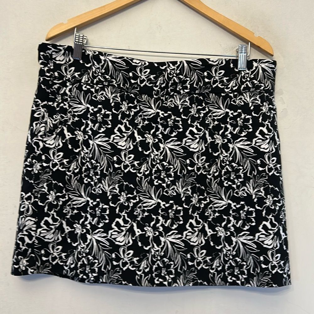 Zac & Rachel black white floral pull on skort Size XL EUC